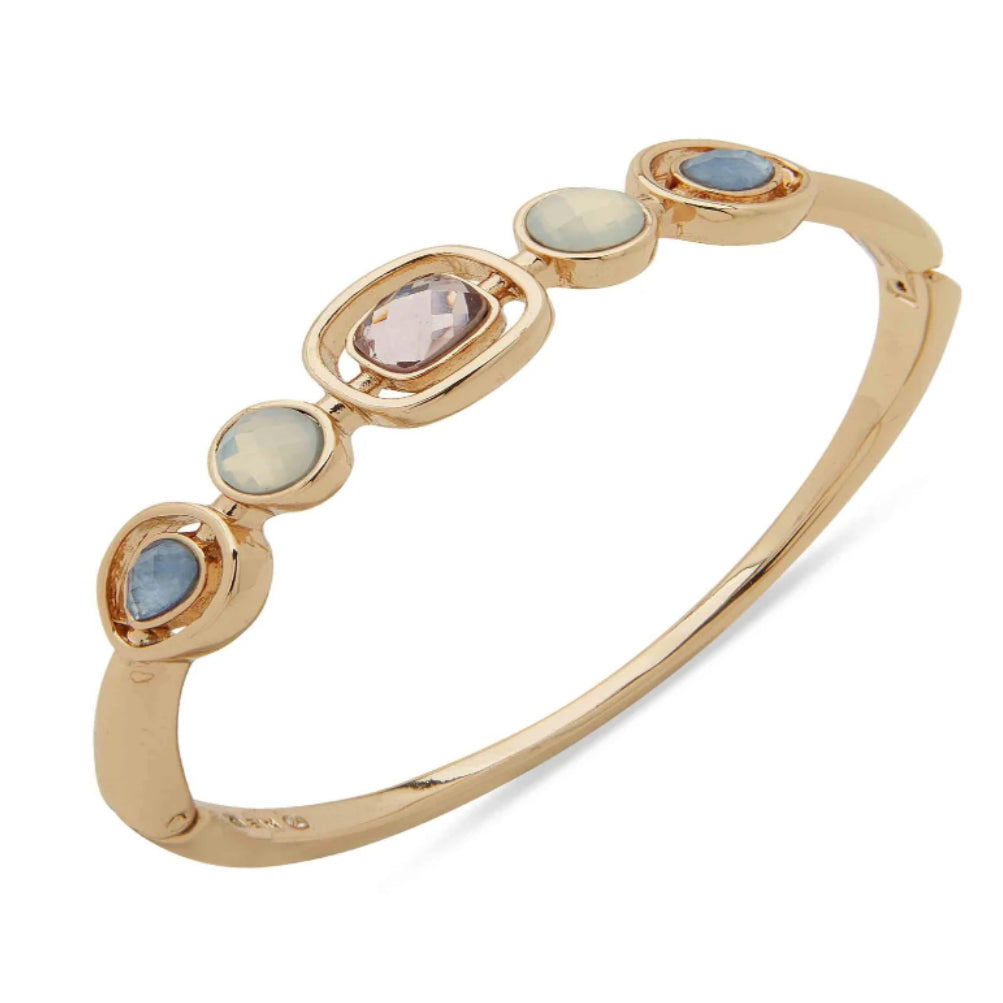 Brazalete dorado con piedras finas – estilo elegante de Anne Klein.