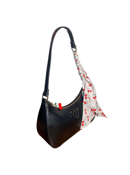 Bolsa Shoulder Bag Negra Guess con Mascada y Charm – Elegante y Moderna