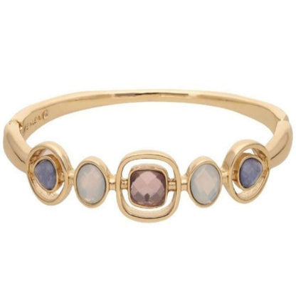 Brazalete dorado con piedras finas – estilo elegante de Anne Klein.