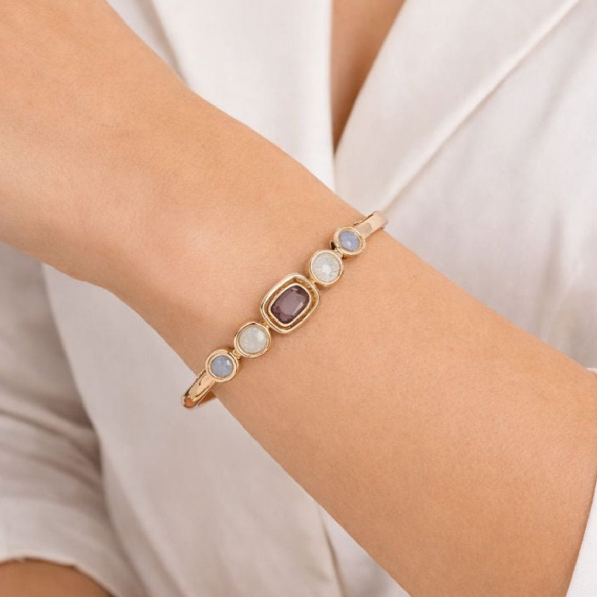 Brazalete dorado con piedras finas – estilo elegante de Anne Klein.