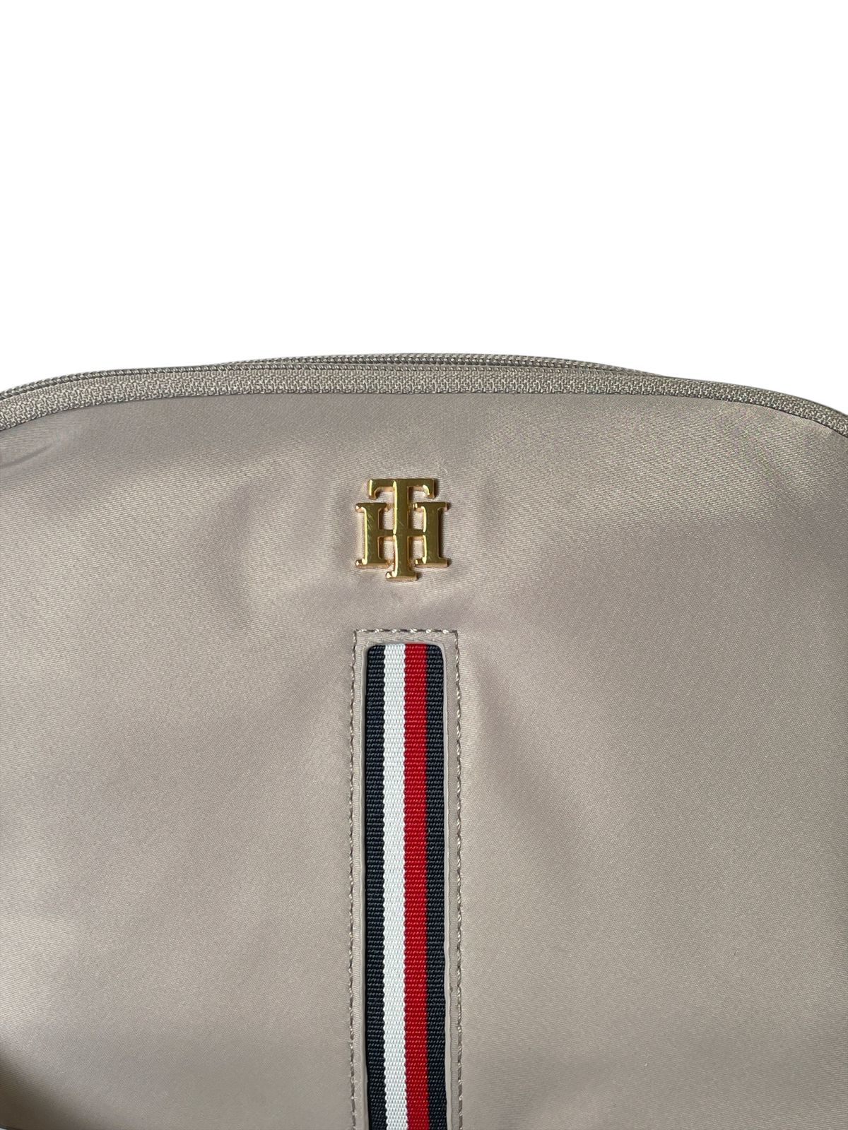 Bolsa Crossbody Tommy Hilfiger Beige | Compacta, Elegante y Original